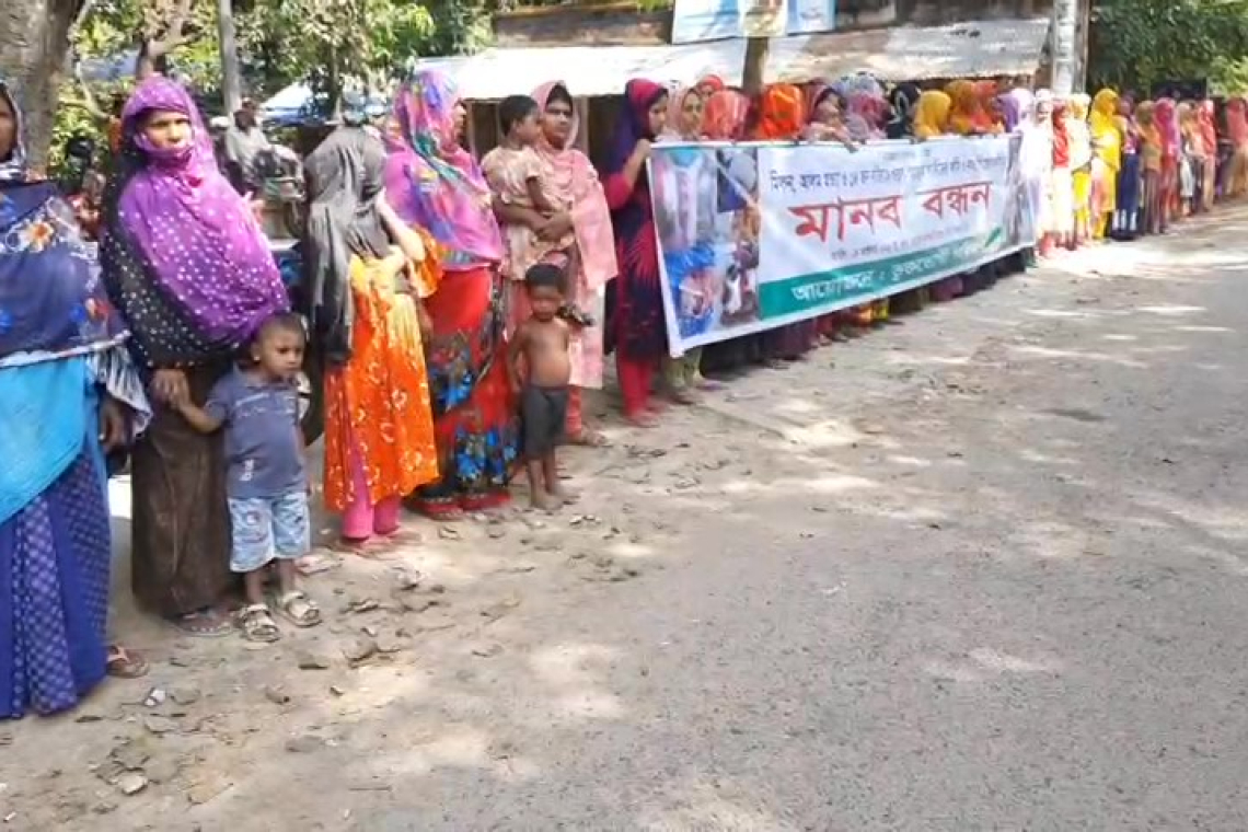 চাঁপাইনবাবগঞ্জে বিএনপির দু’পক্ষের সংঘর্ষ : স্ত্রী সন্তান ও শিশুরা বিচার চাইতে করলেন মানববন্ধন